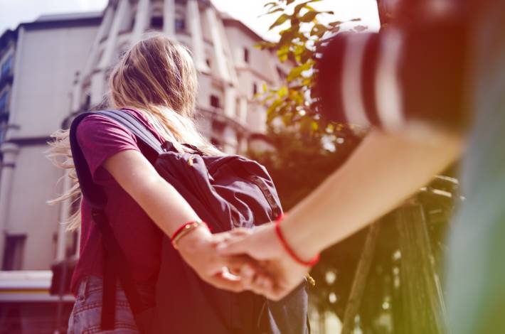 Een stel houd elkaars hand vast tijdens een onverwacht avontuur Een stel houd elkaars hand vast tijdens een onverwacht avontuur